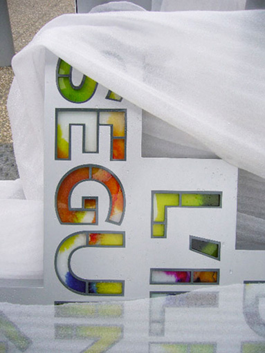 Grandes lettres enveloppées.