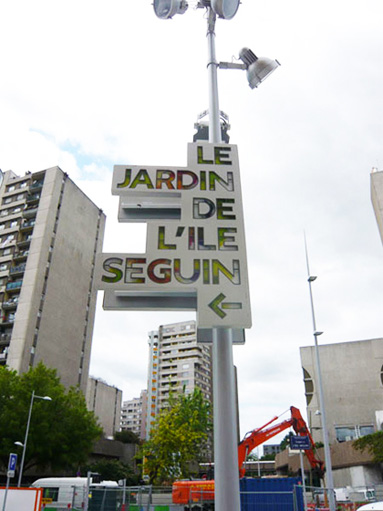 Totem de signalétique dans le jardin.