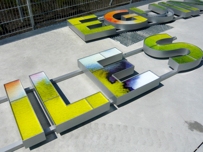 Lettres en volume disposées au sol.