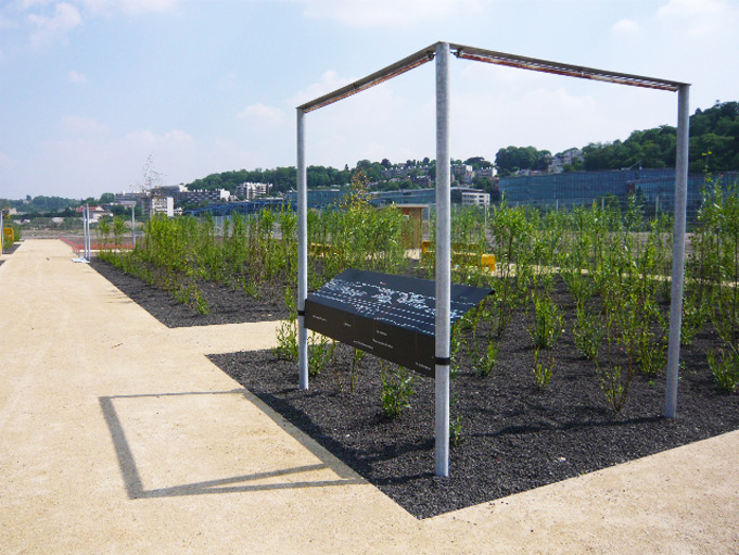 Panneau d'information au bord du jardin.