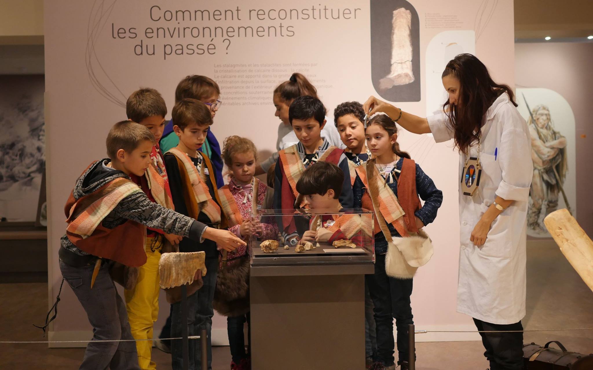 Groupe d'enfants autour d'une vitrine.