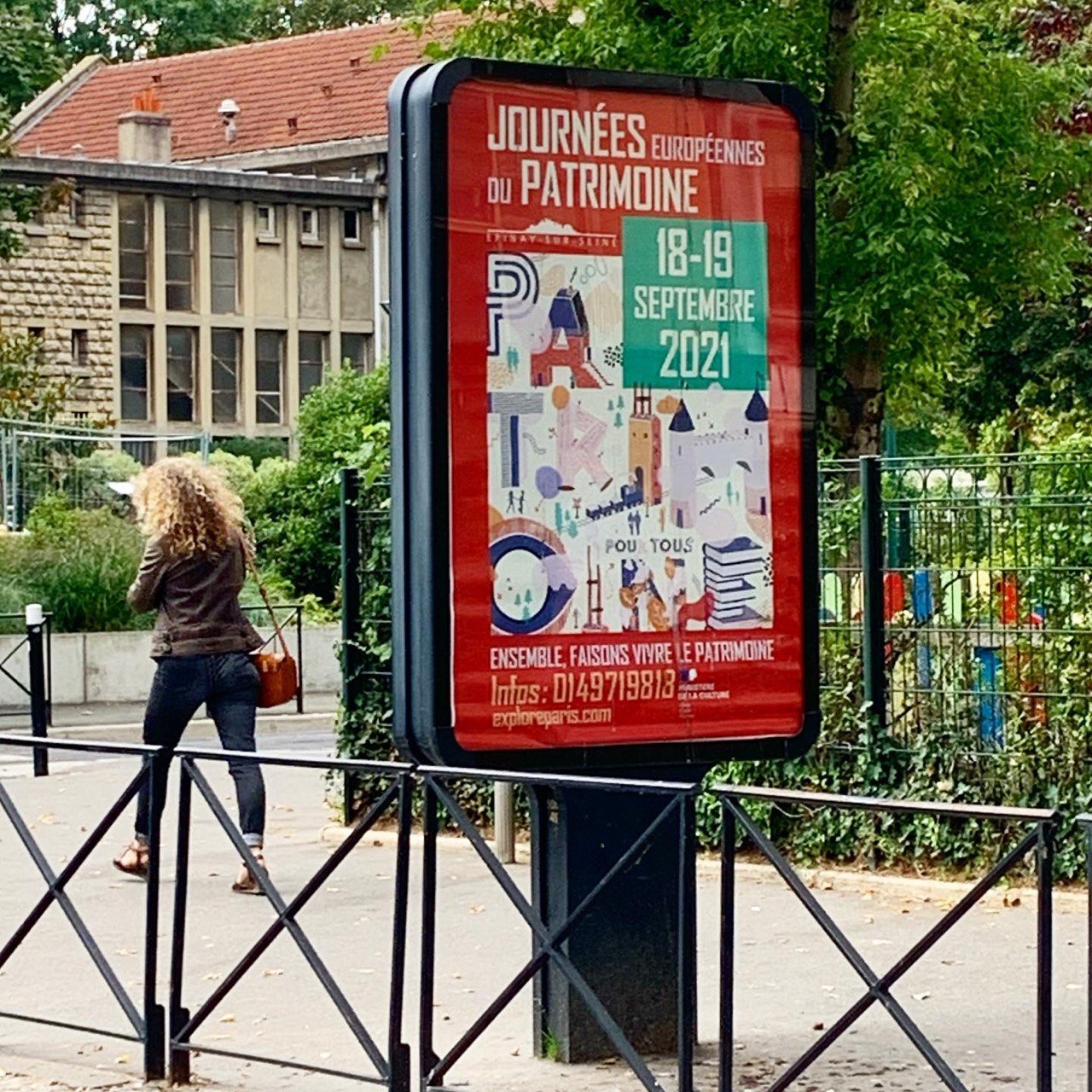 Affiche du patrimoine sur un panneau urbain.