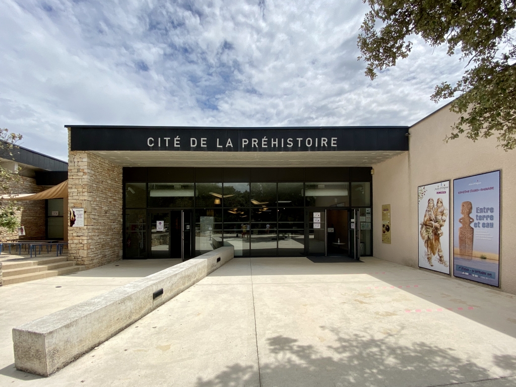 Entrée de la Cité de la Préhistoire.
