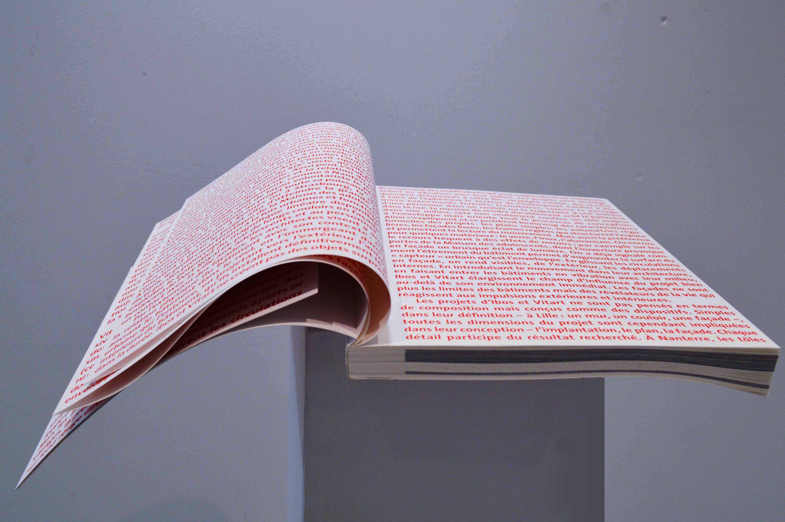 Pages de texte rouge en éventail.