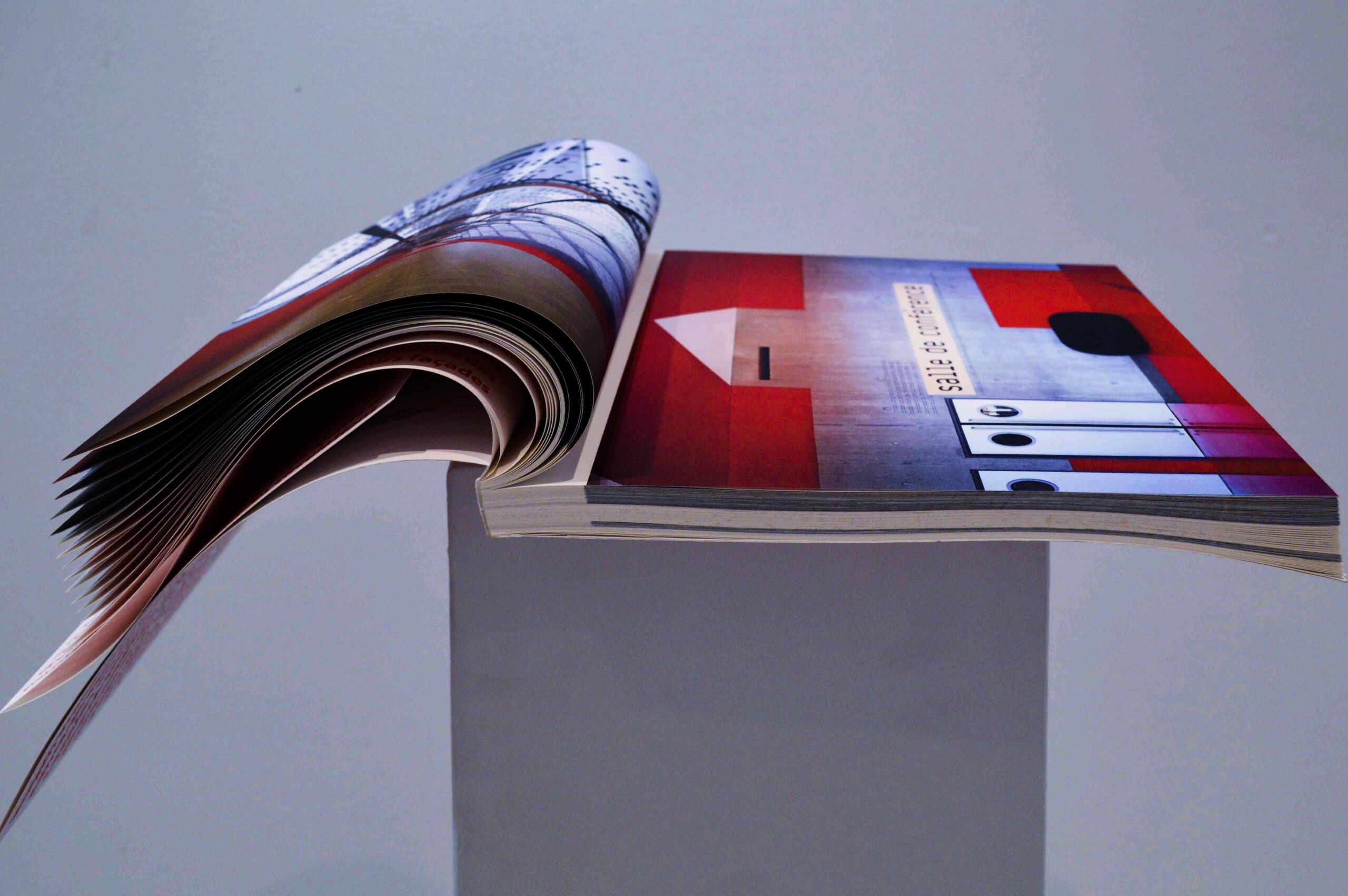 Double page de photographies d'architecture.