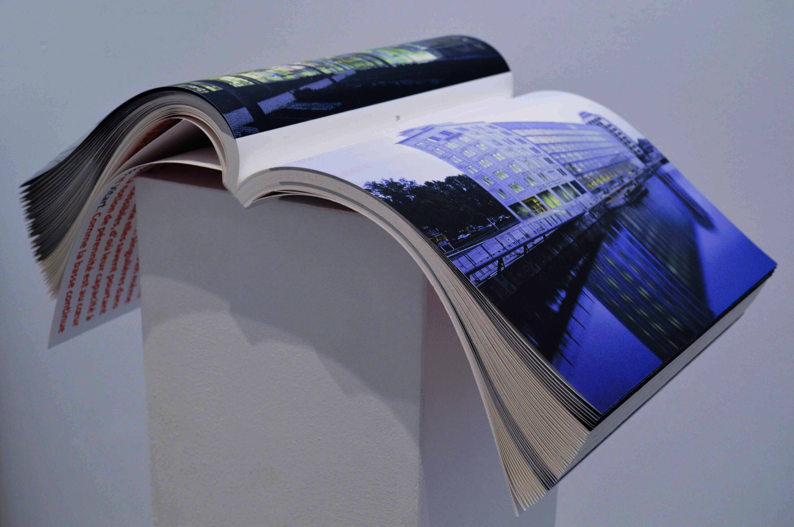 Livre ouvert sur des photographies d'architecture.