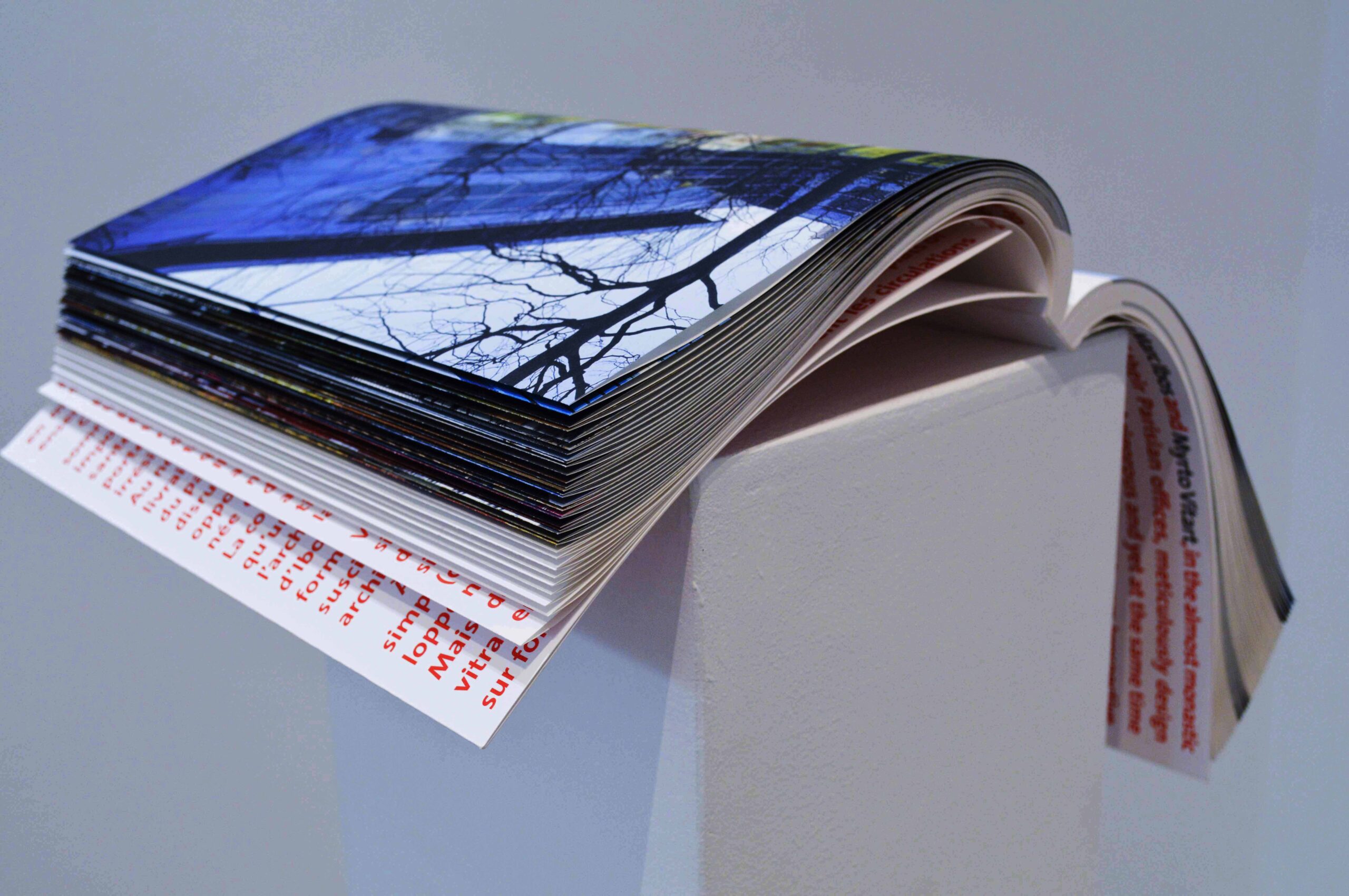 Livre ouvert sur un socle.