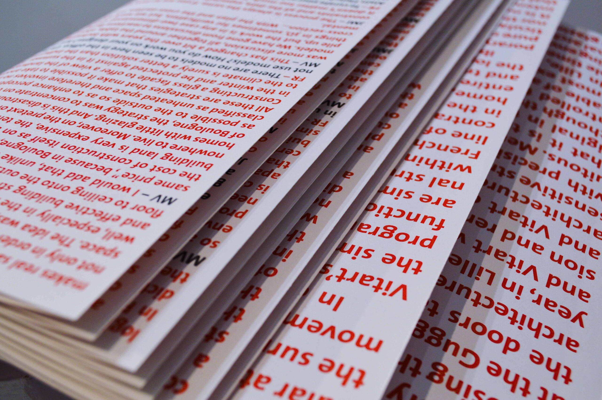 Détail du texte rouge et des pages.