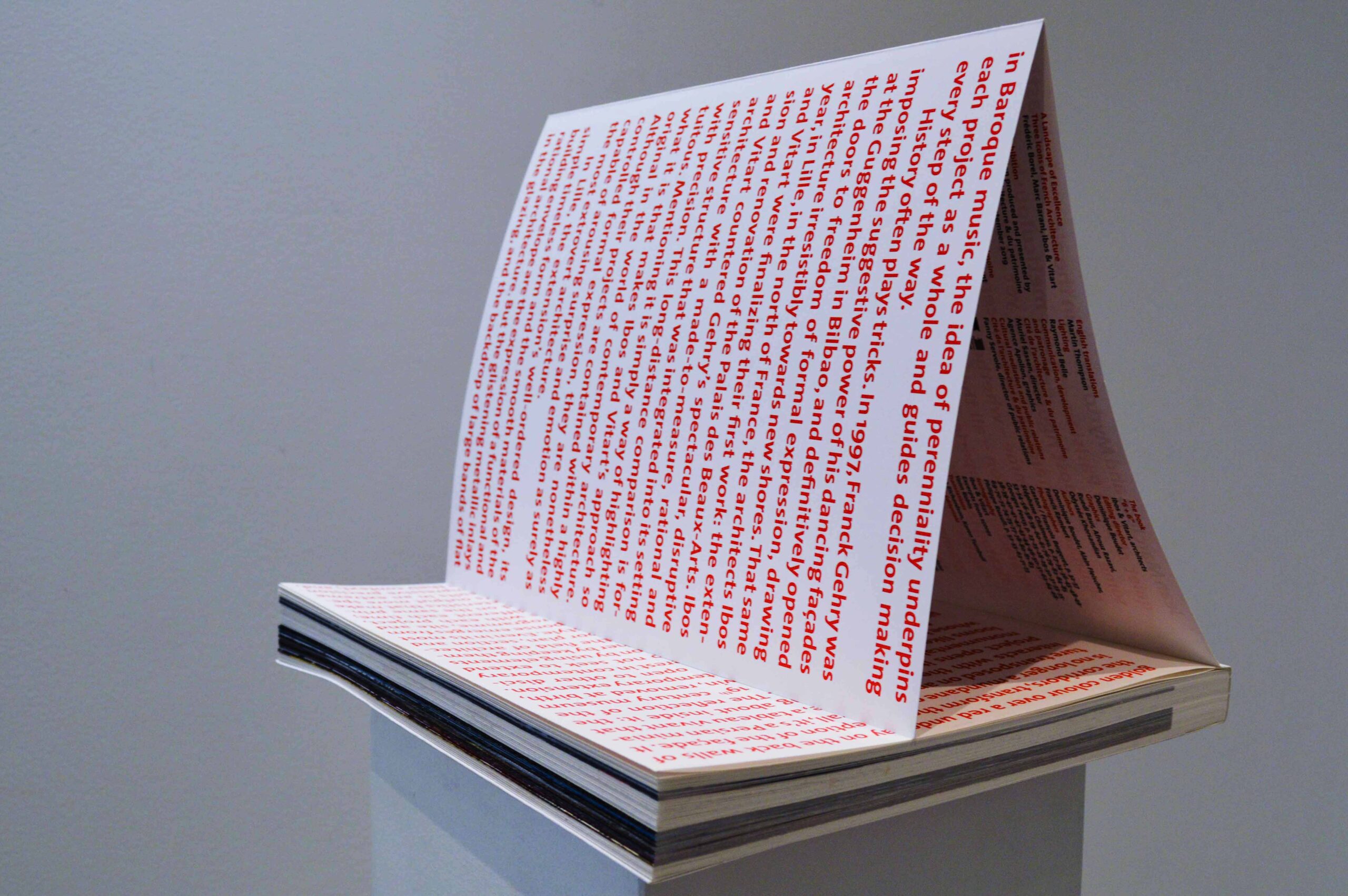 Pages de texte rouge dressées.