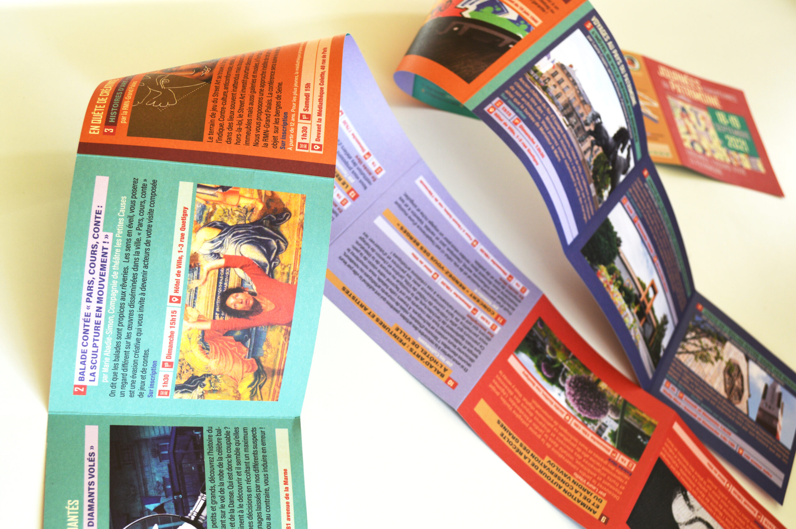 Pages vertes et violettes du programme.
