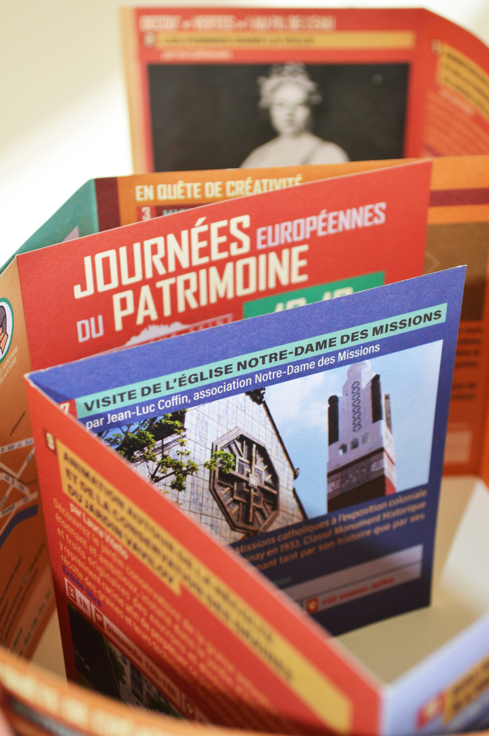 Dépliant rouge dressé sur une table.