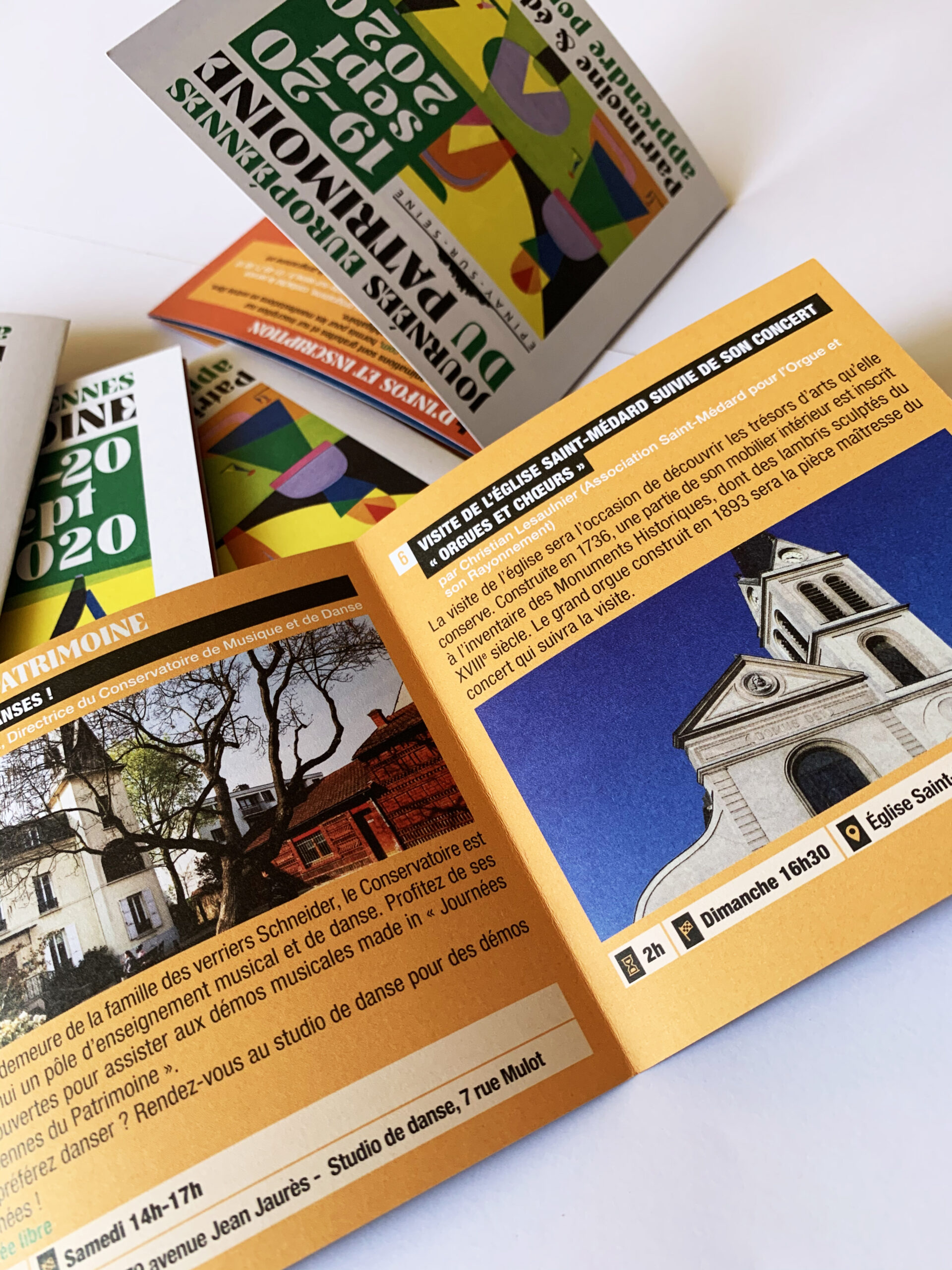 Double page jaune et photographies.