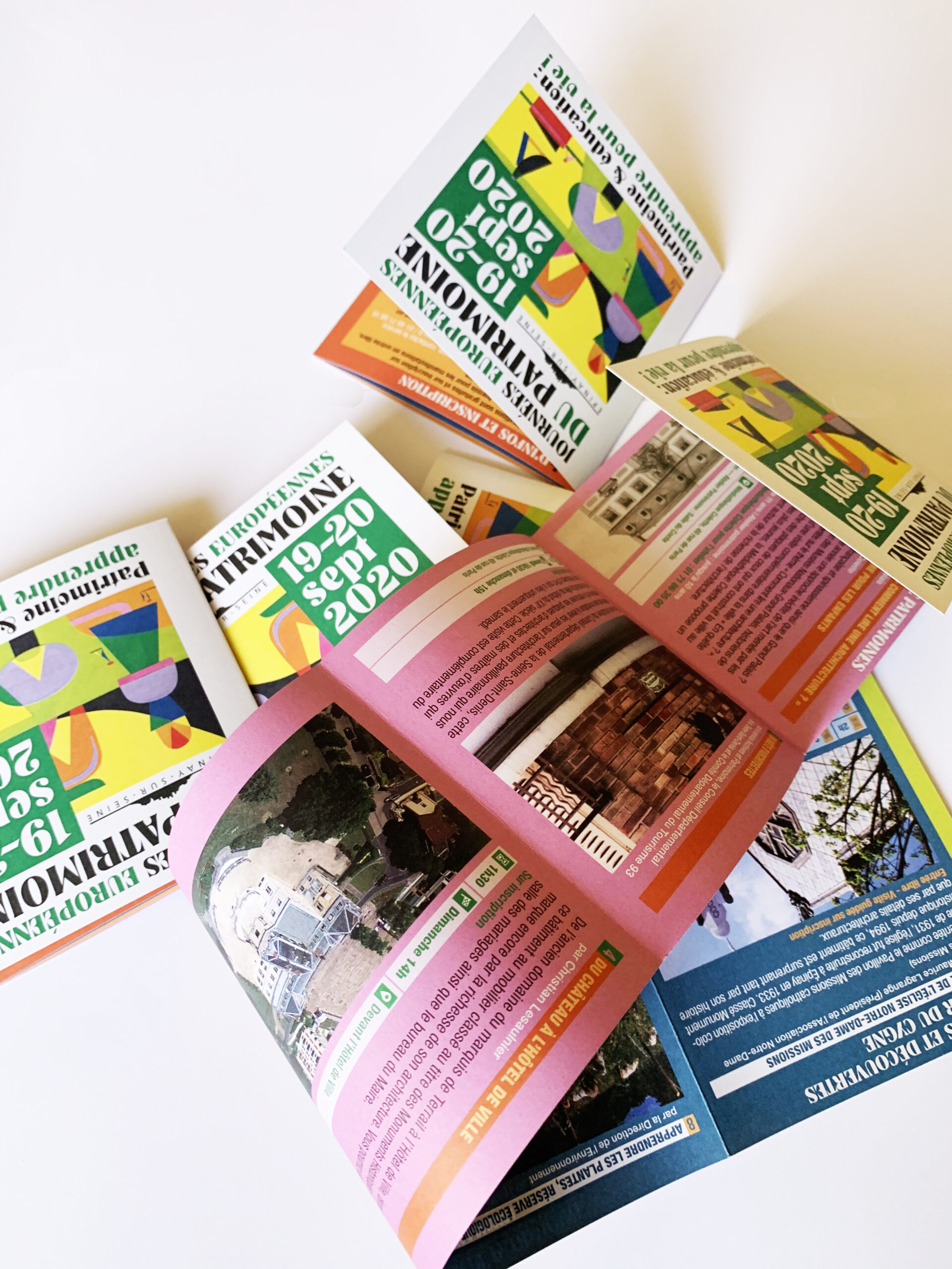 Dépliants pliés aux pages colorées.