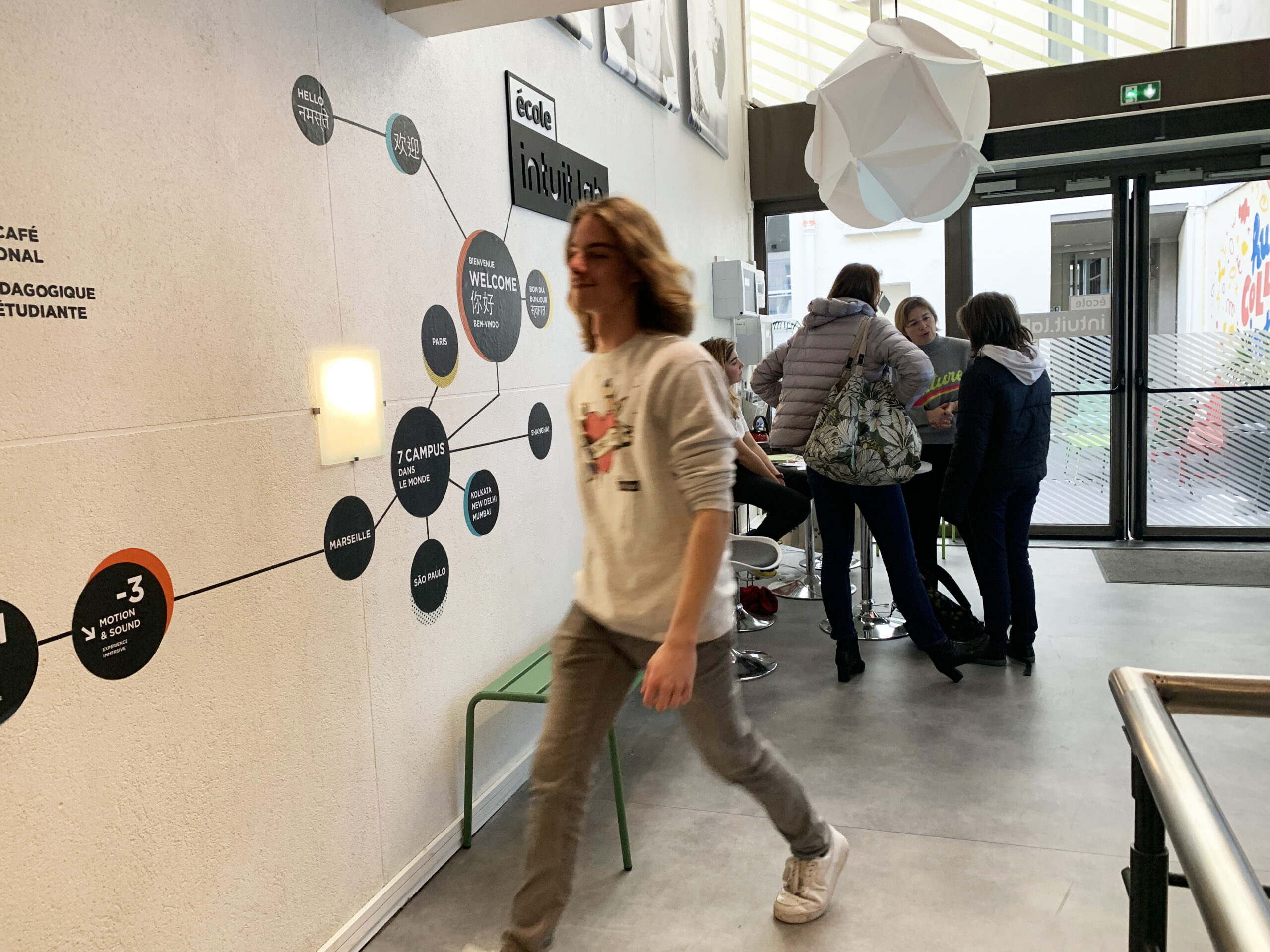 Personnes dans le hall de l'école.