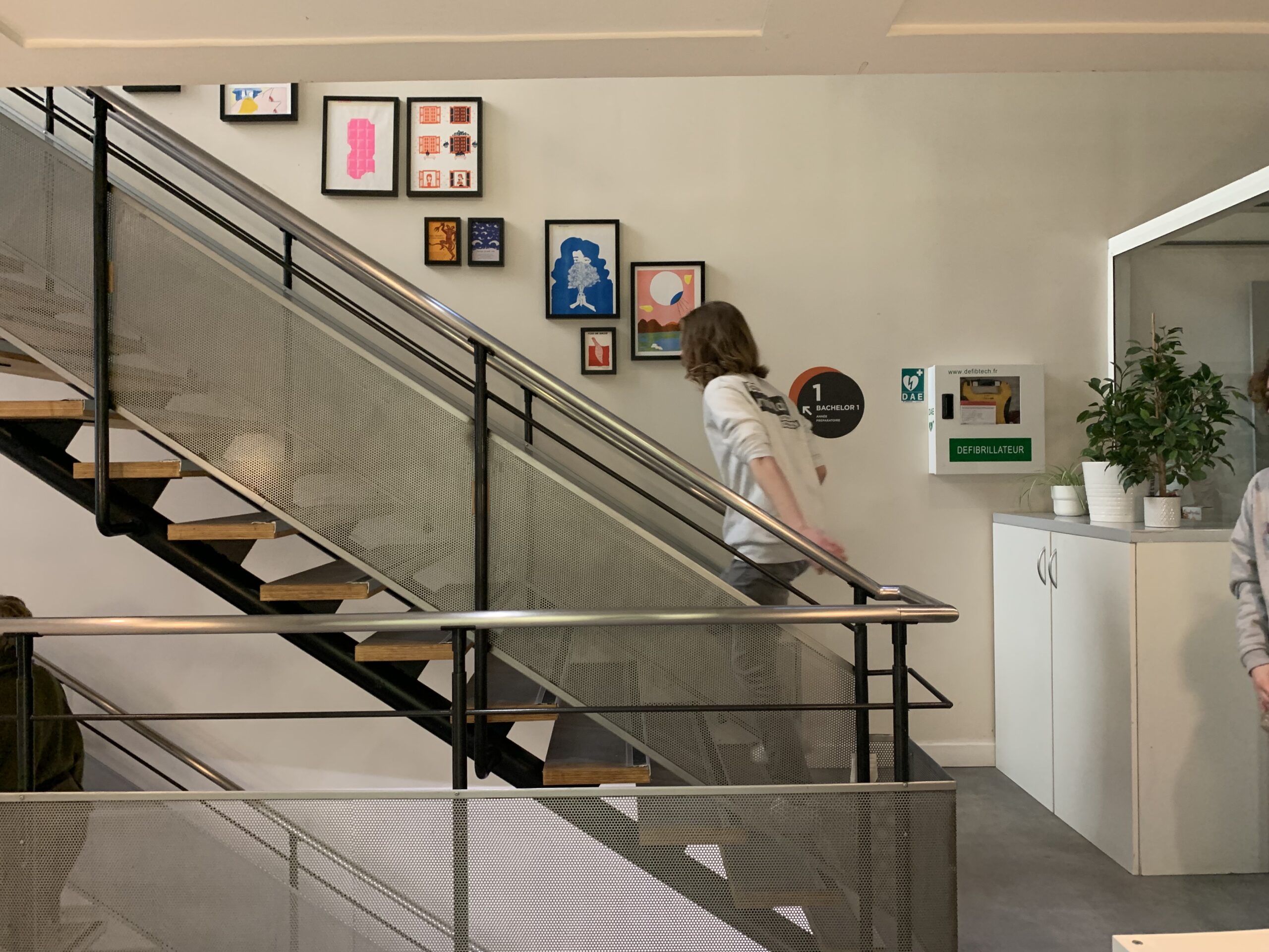 Vue de l'escalier et des cadres au mur.