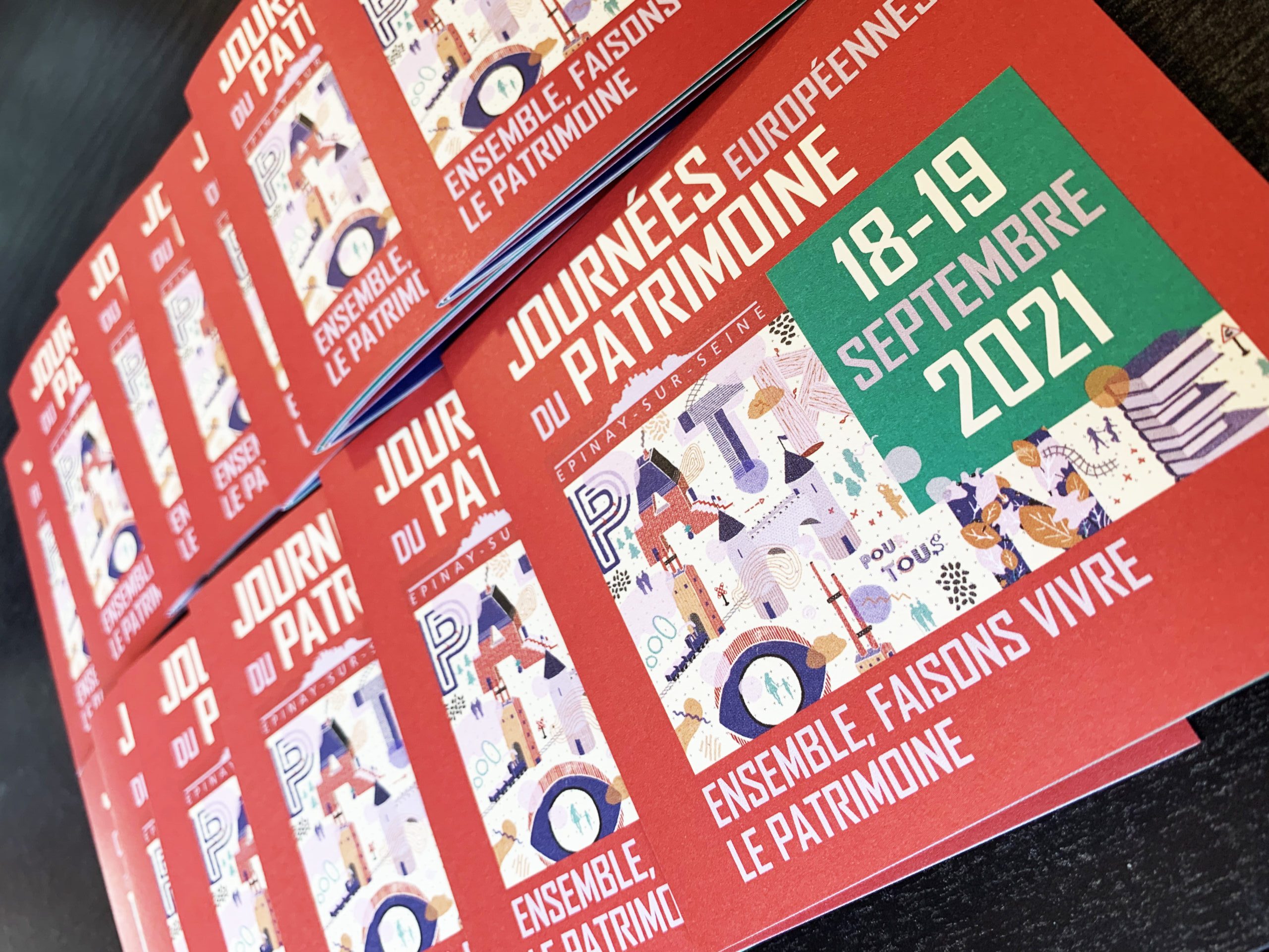 Brochures rouges du programme.