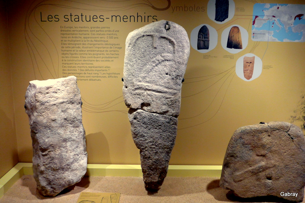 Statues-menhirs et panneau jaune.