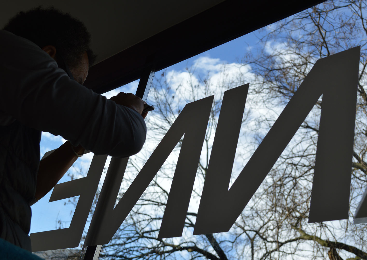 Détail d’une lettre sur une vitre.