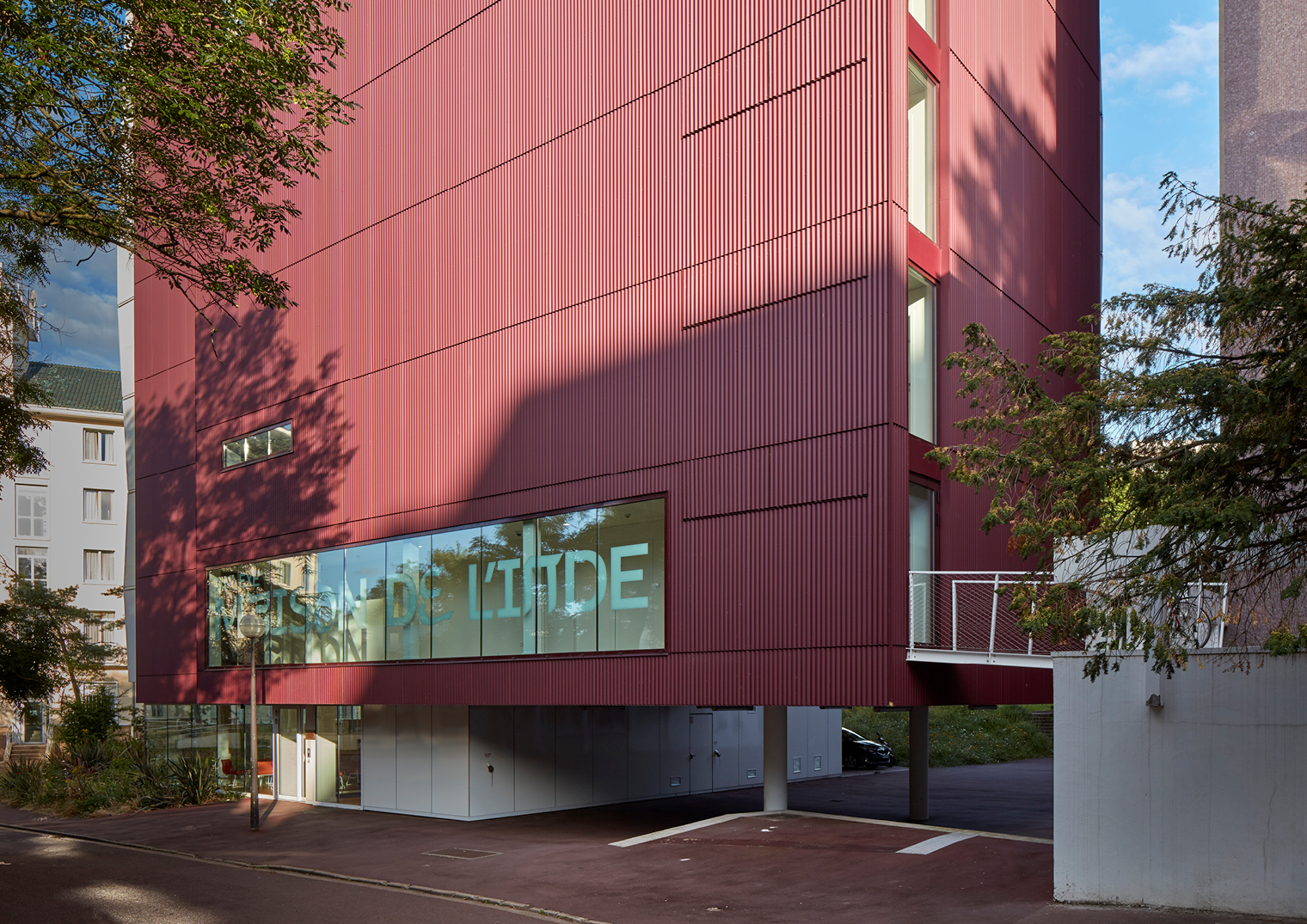 Façade et entrée du bâtiment.