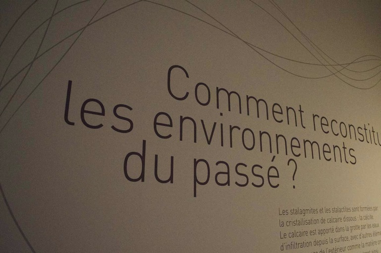 Détail d'un titre sur le mur.