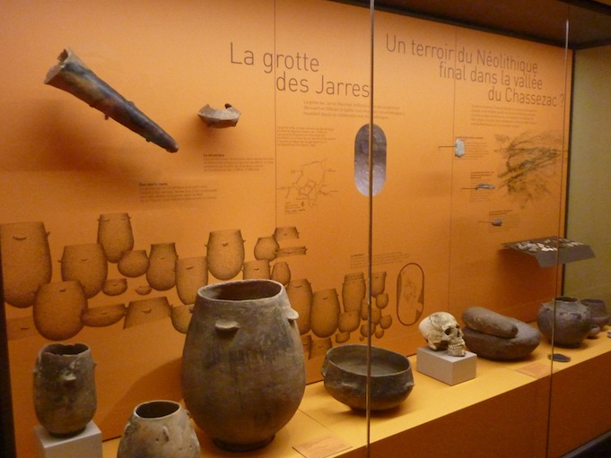 Vitrine de poteries et panneau orange.