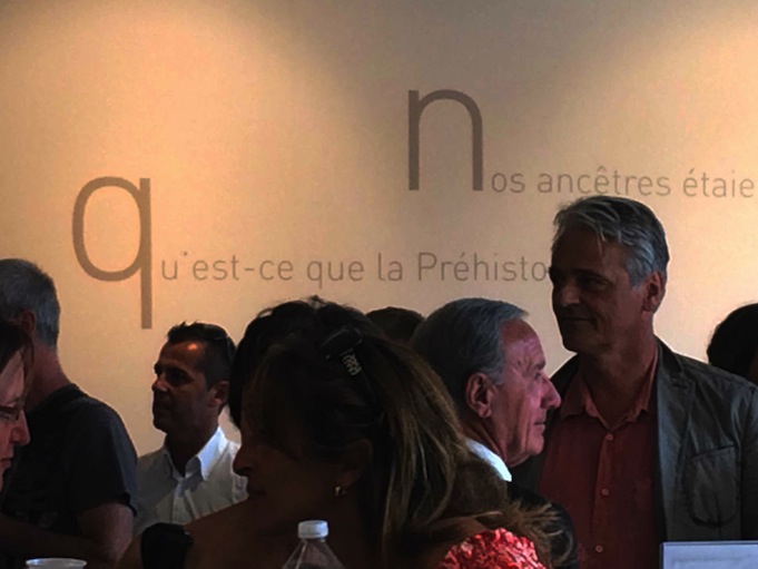 Groupe devant les textes du musée.