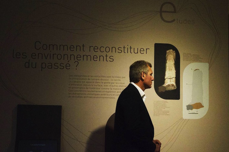 Personne devant un panneau d'exposition.