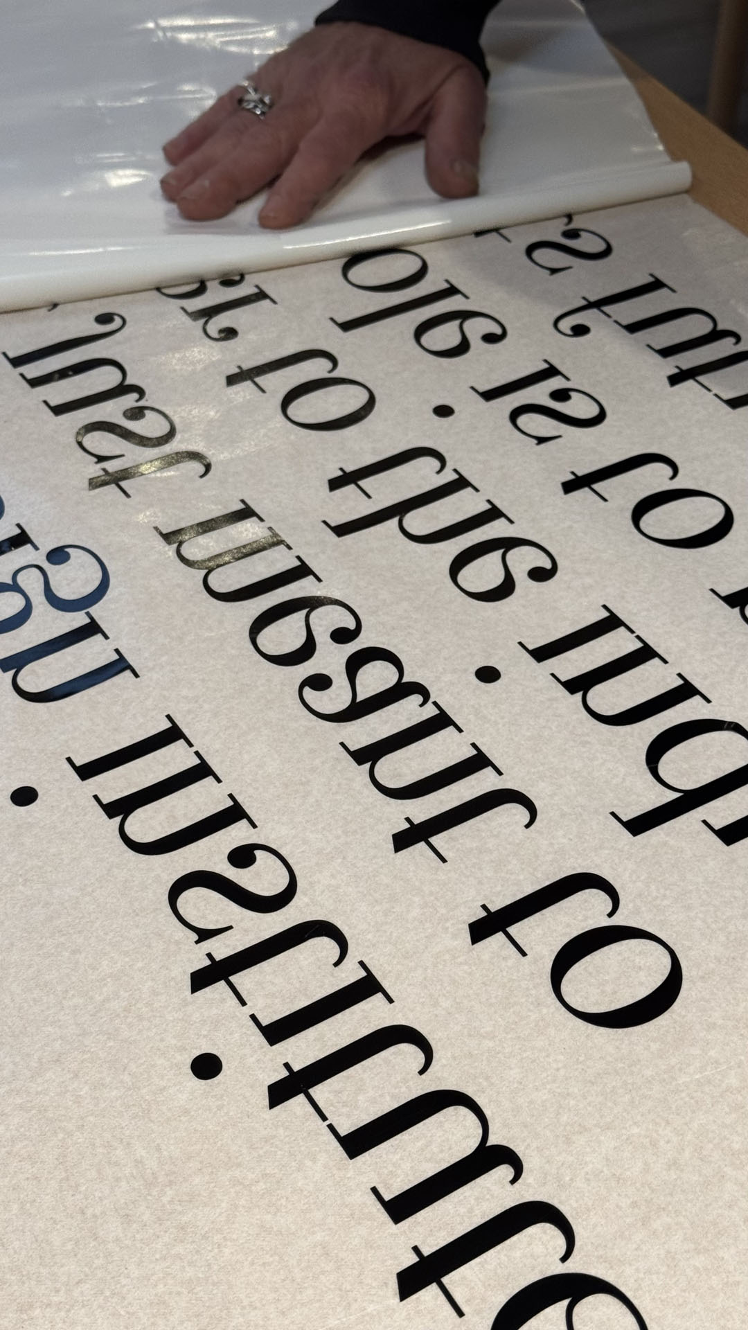 Détail des lettres sur une feuille.