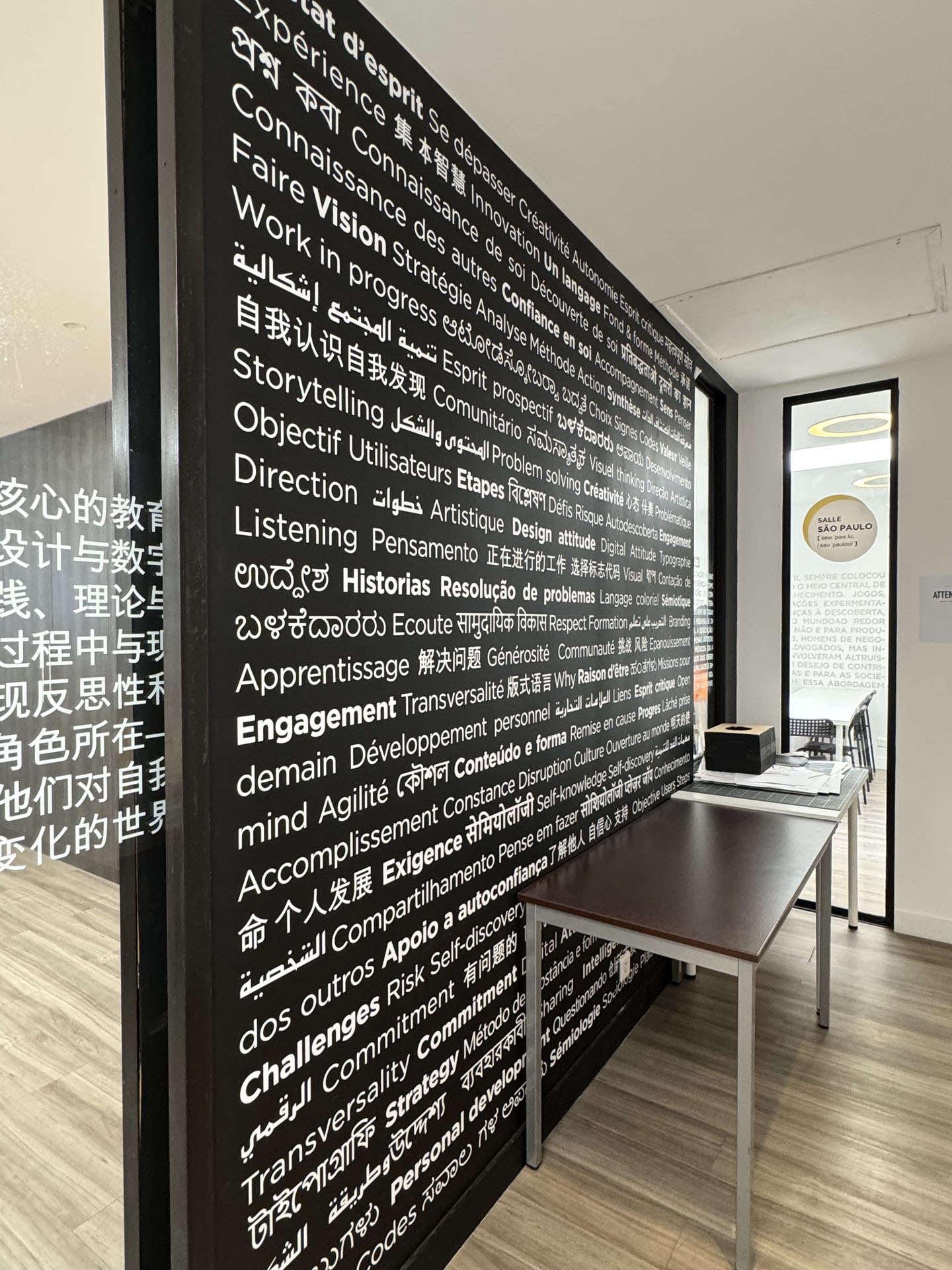 Panneau typographique noir près d'une fenêtre.