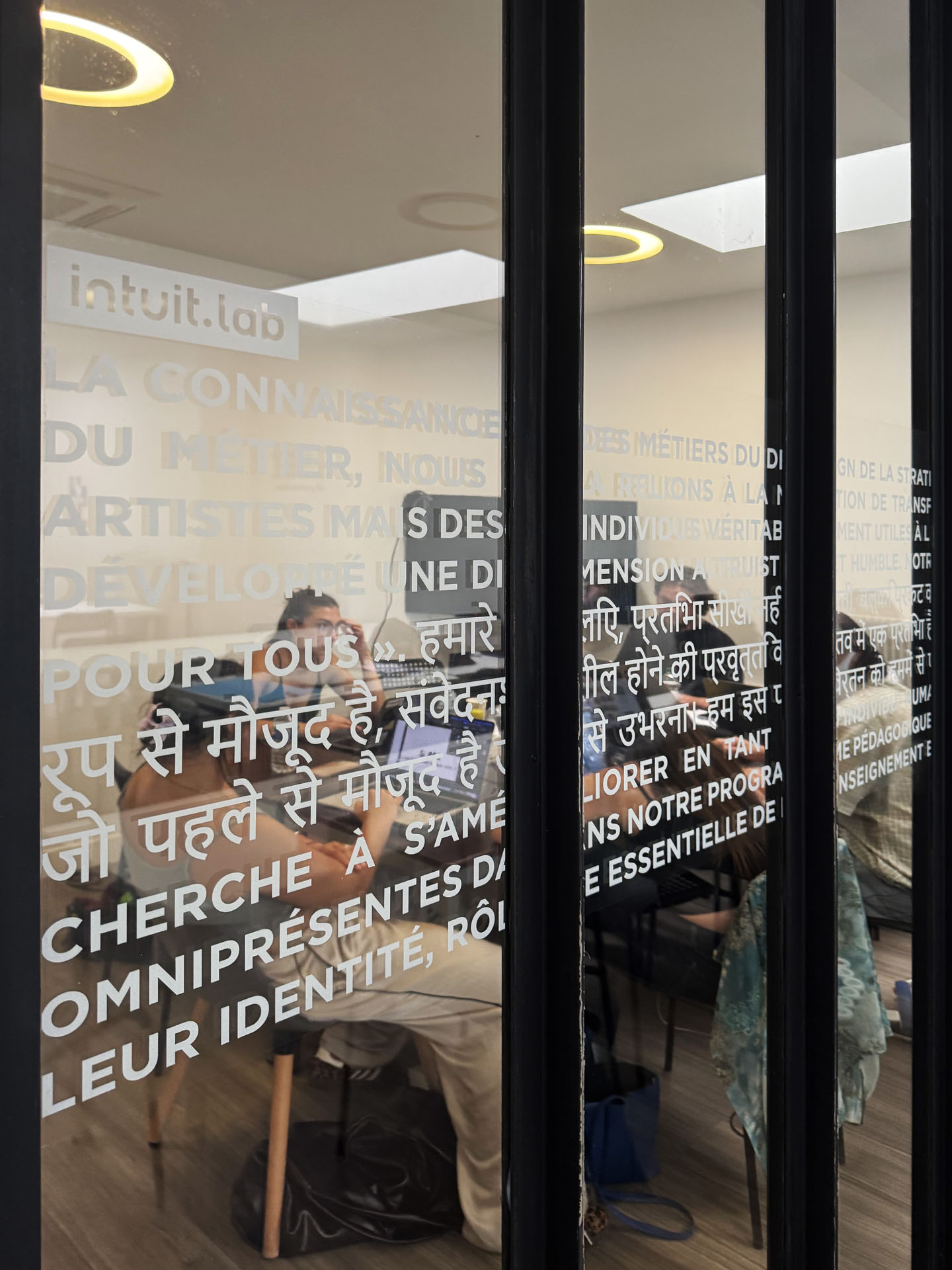 Textes français et anglais sur une vitre.