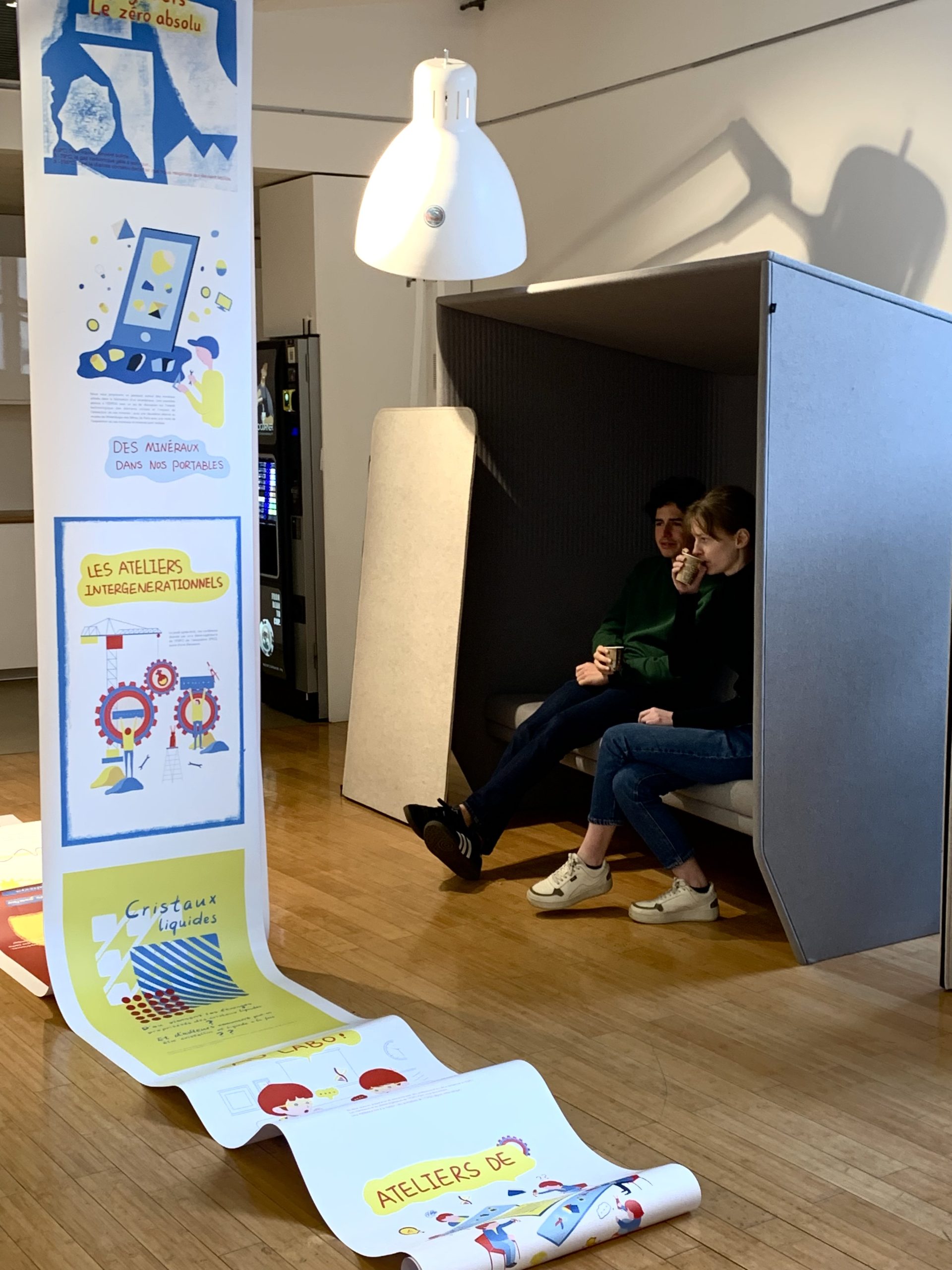 Bande jaune et blanche près d'une porte.