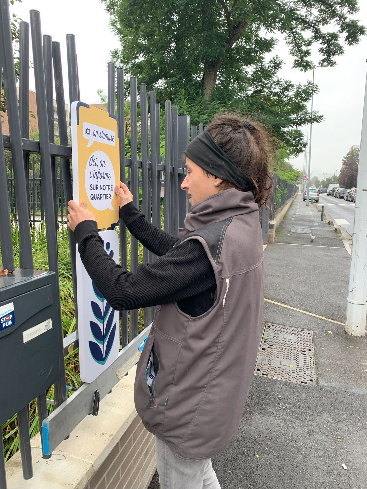 Personne près d'un panneau jaune.