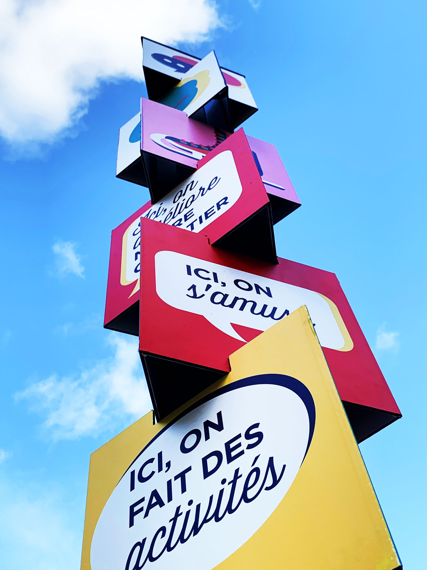 Panneaux colorés devant un ciel bleu.