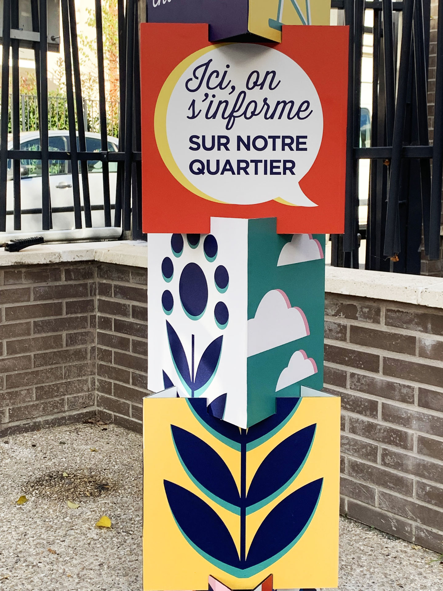 Détail du totem et de ses illustrations.