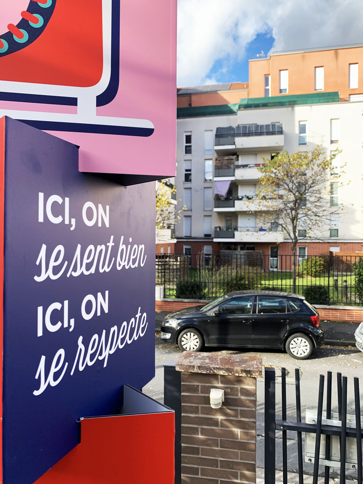 Détail des textes sur un totem violet.