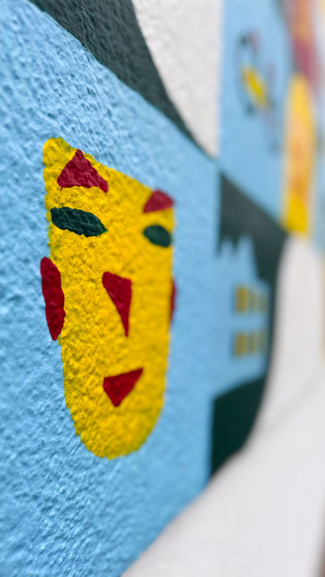 Visage de profil peint sur le mur.