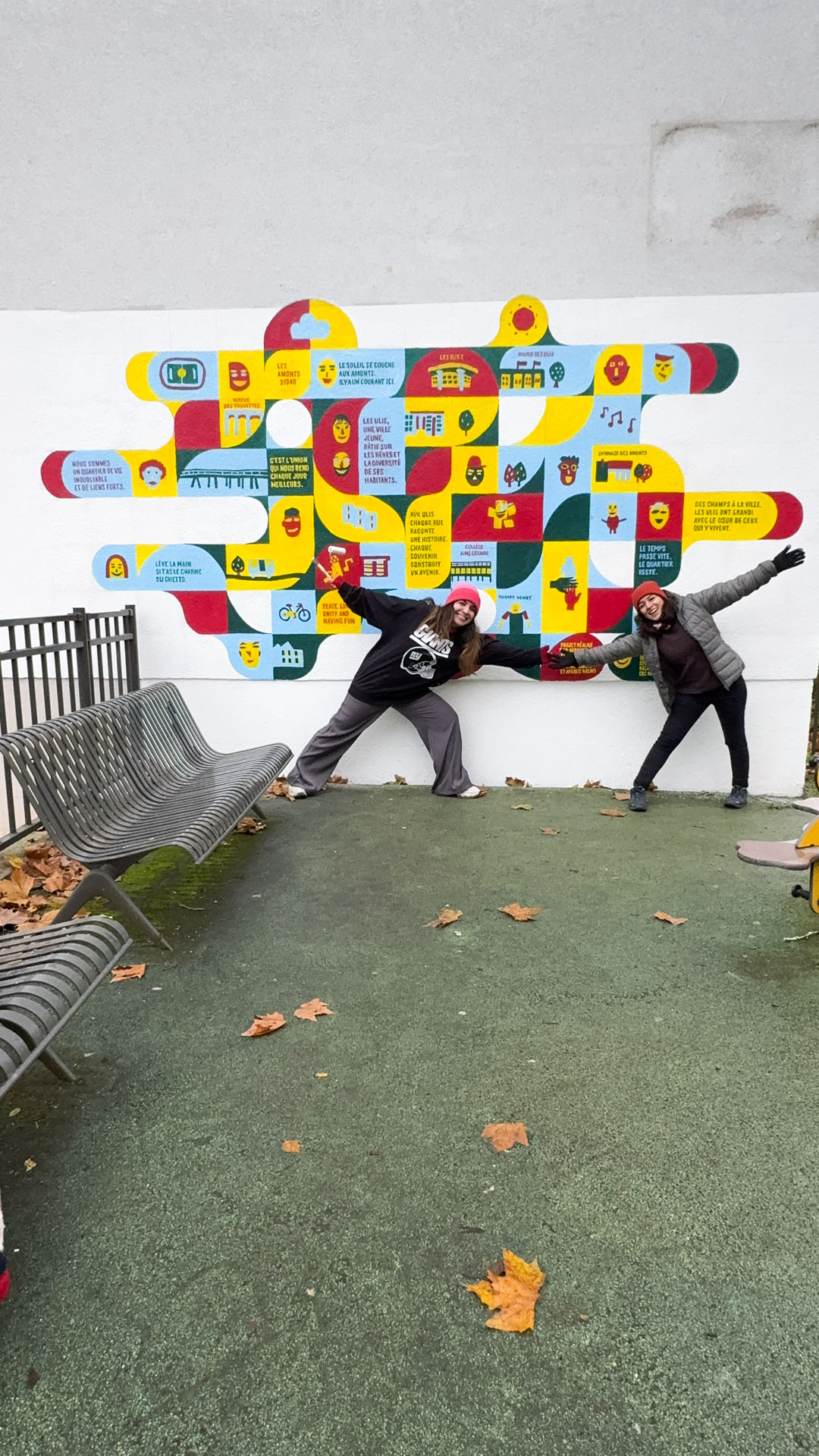 Deux personnes près de la fresque.