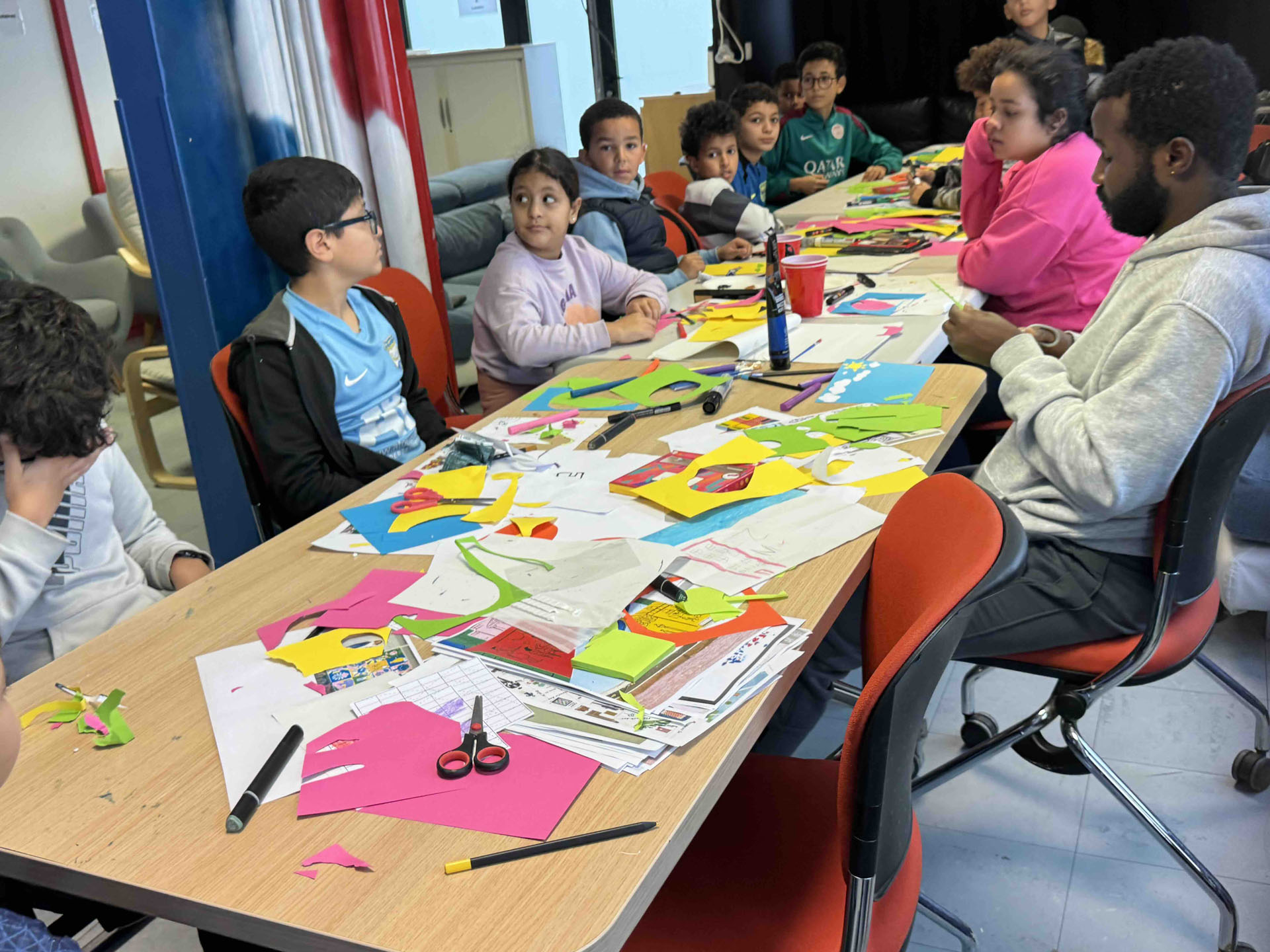 Groupe à une table avec des cartes colorées.