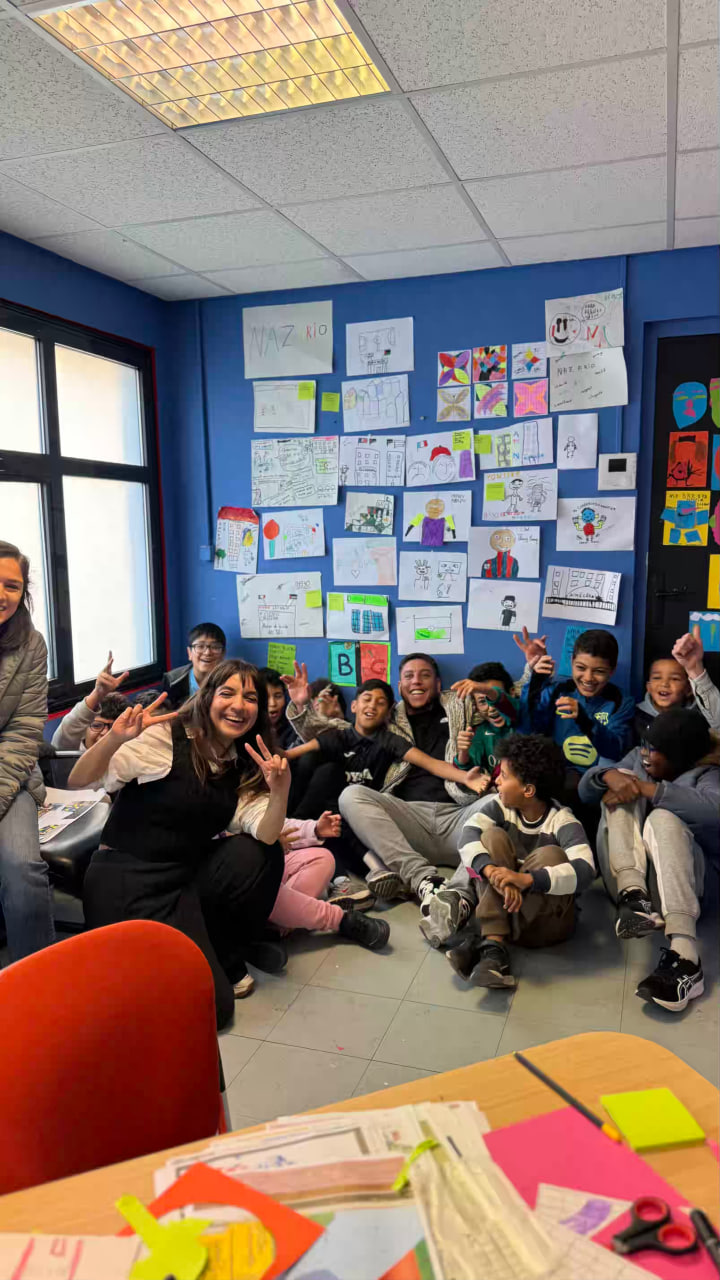 Groupe dans une salle.