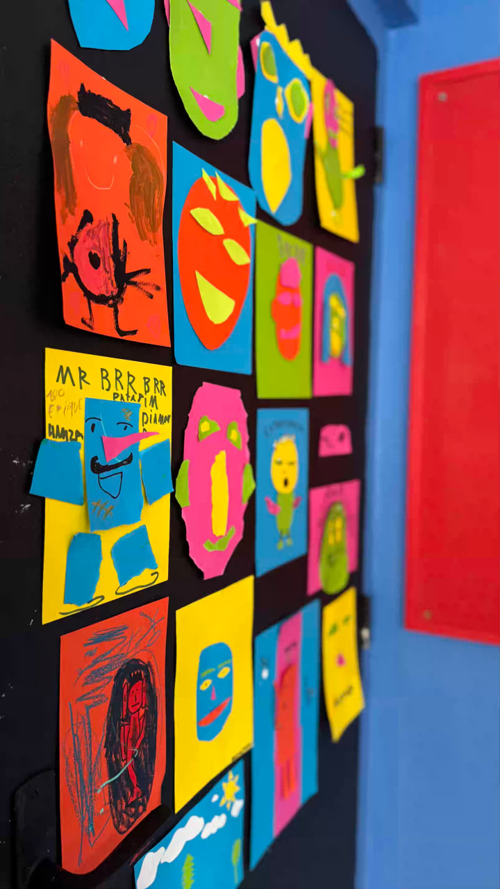 Cartes colorées sur un mur bleu.