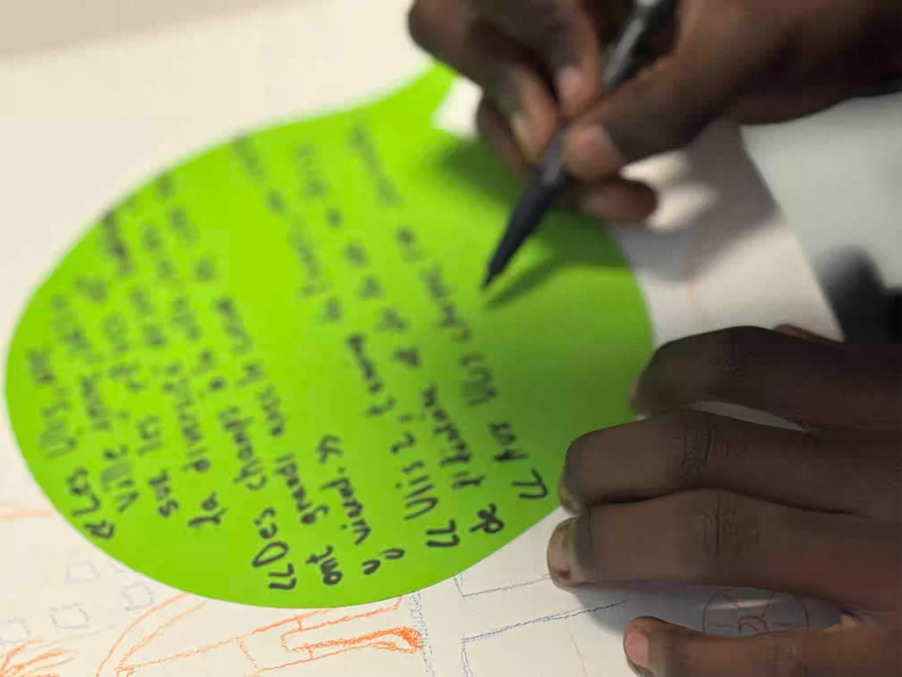 Mains, texte et cercle vert.