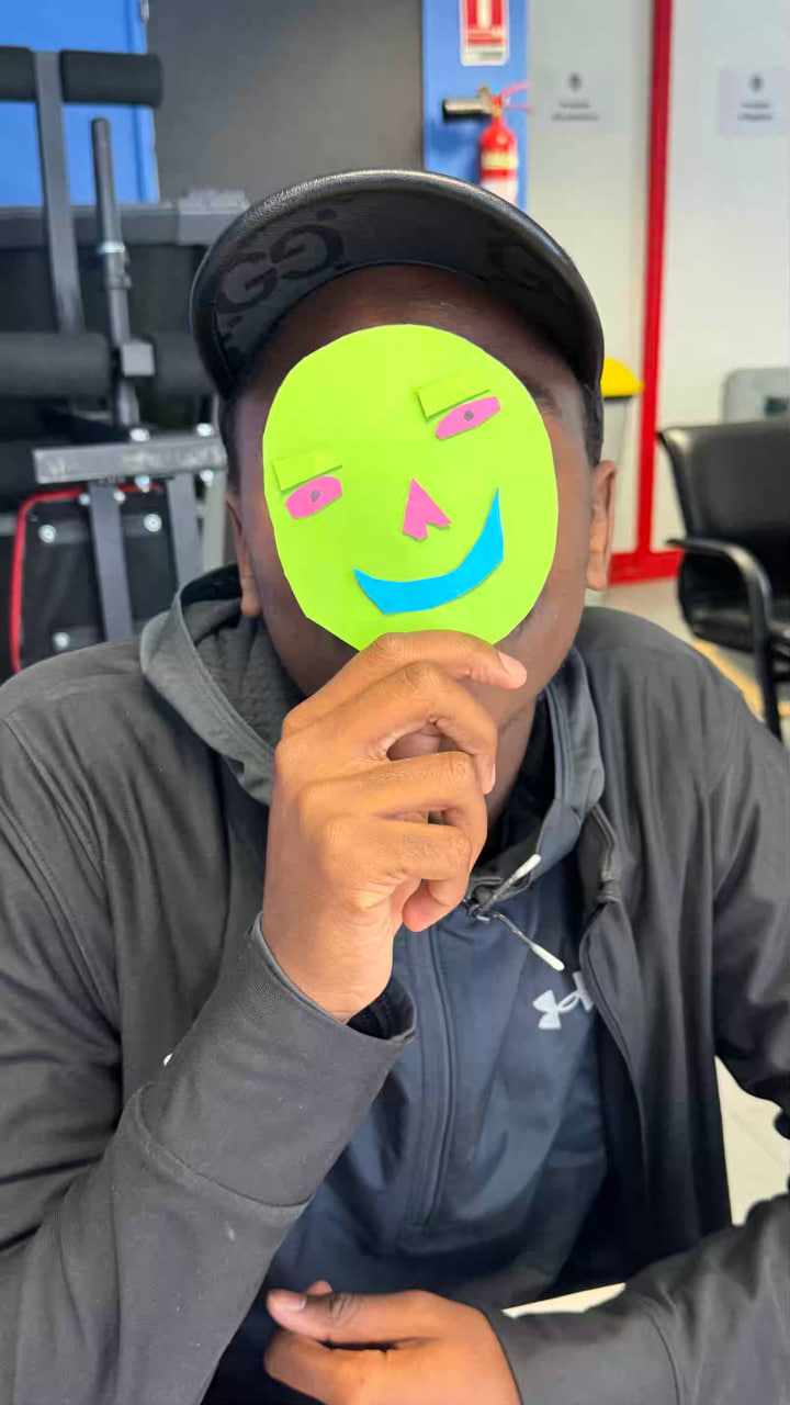 Personne avec un visage peint sur une carte.