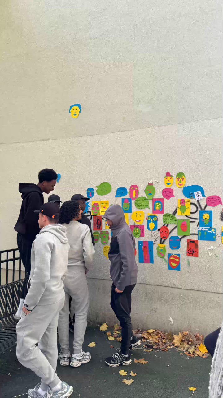 Groupe devant des cartes colorées.