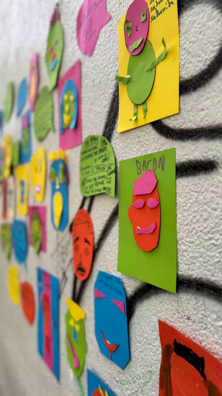 Détail des cartes sur un mur bleu.