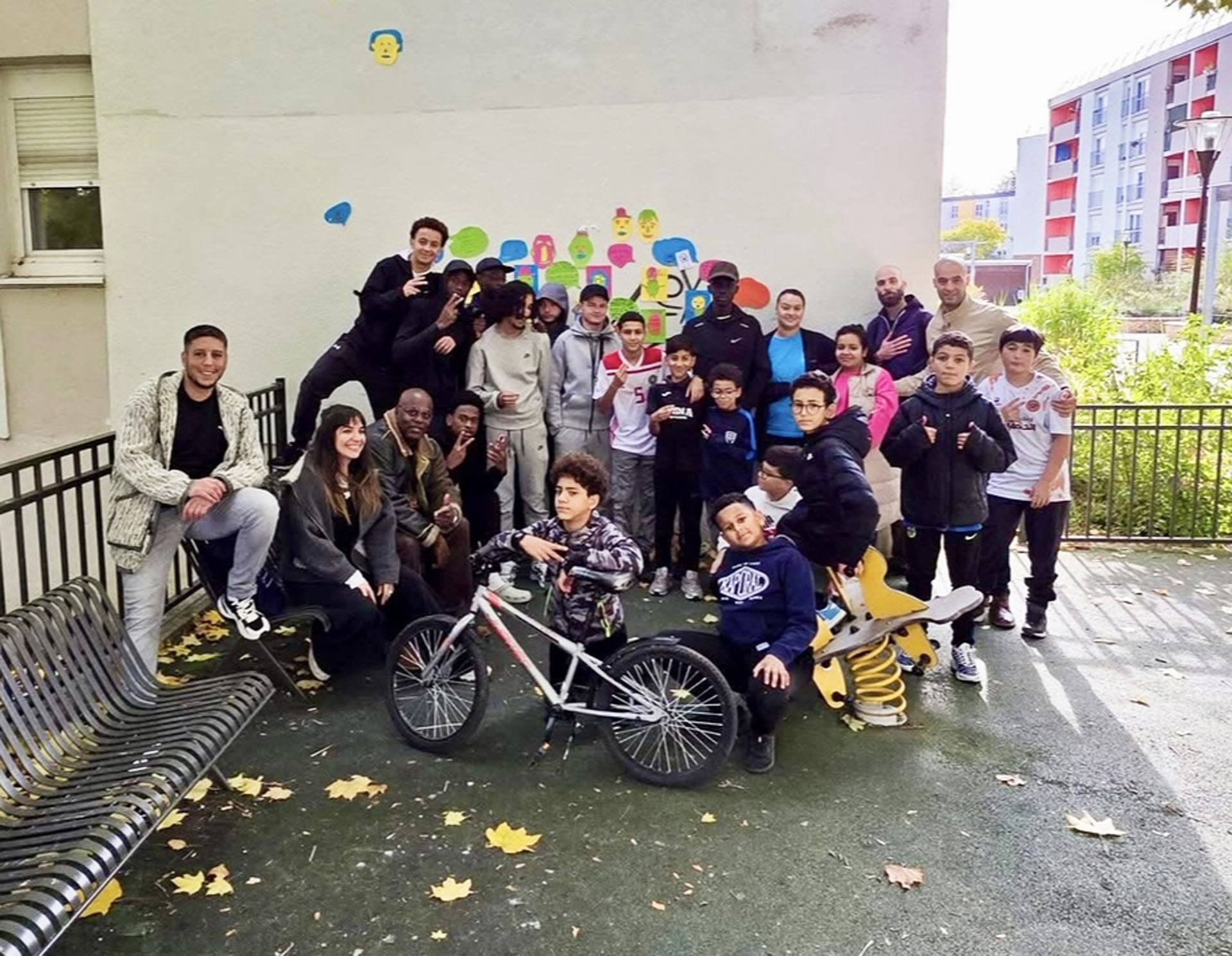 Groupe devant la fresque.