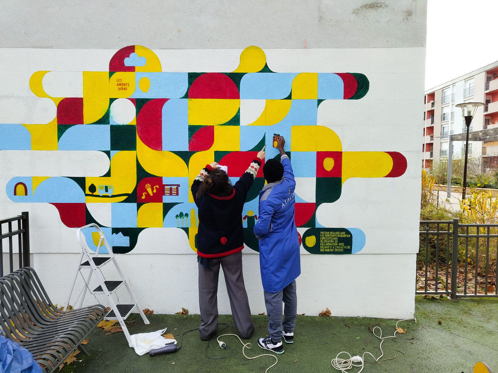 Deux personnes devant une fresque.