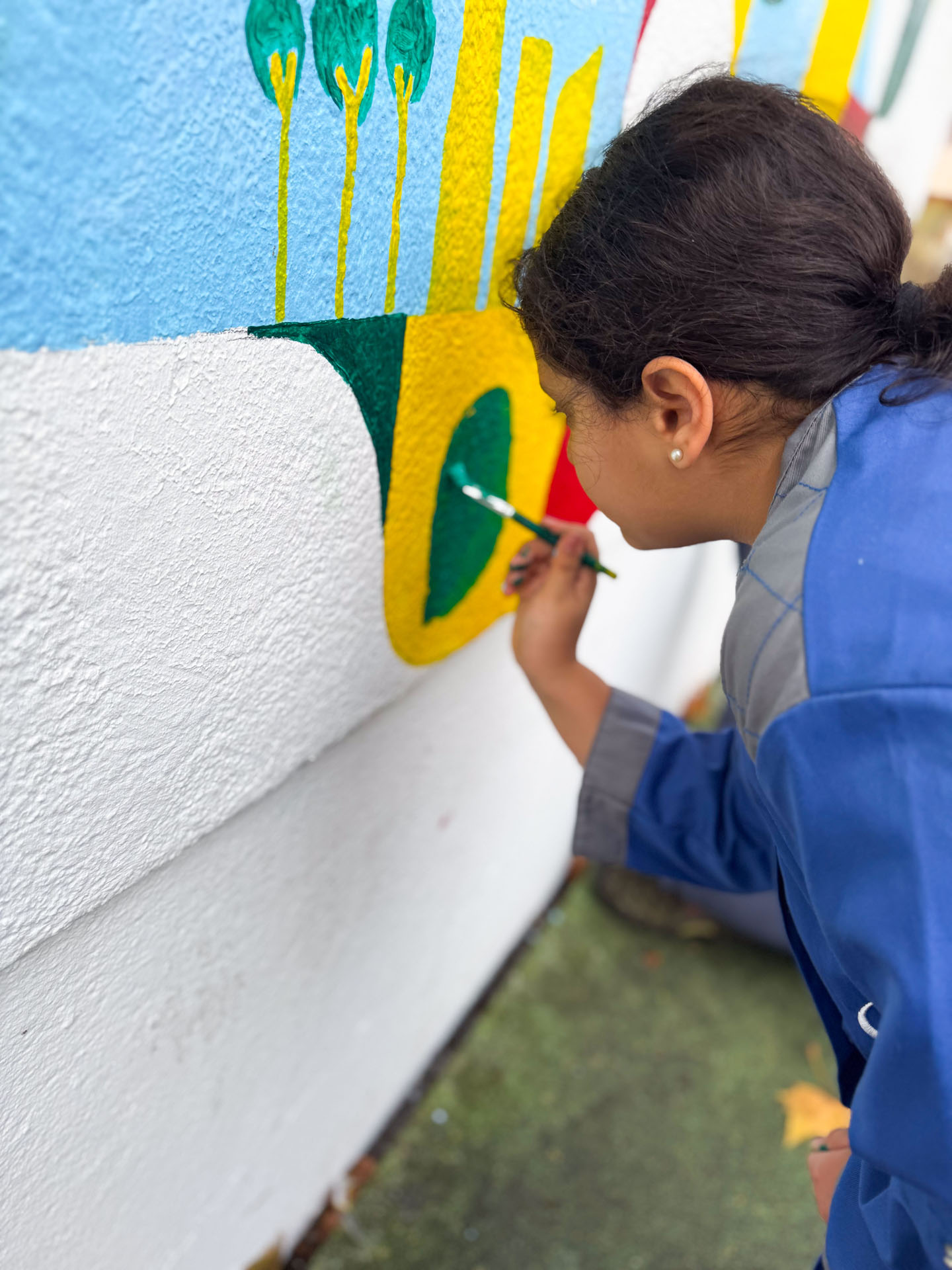 Enfant devant un mur peint.
