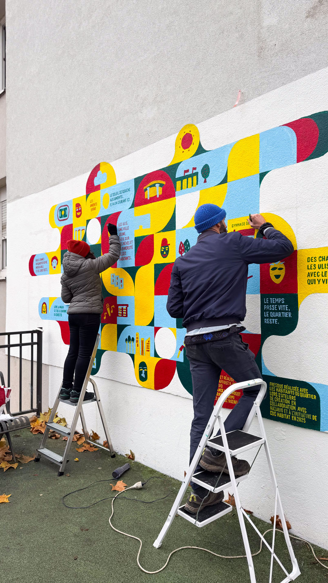 Fresque, personnes et échelles.