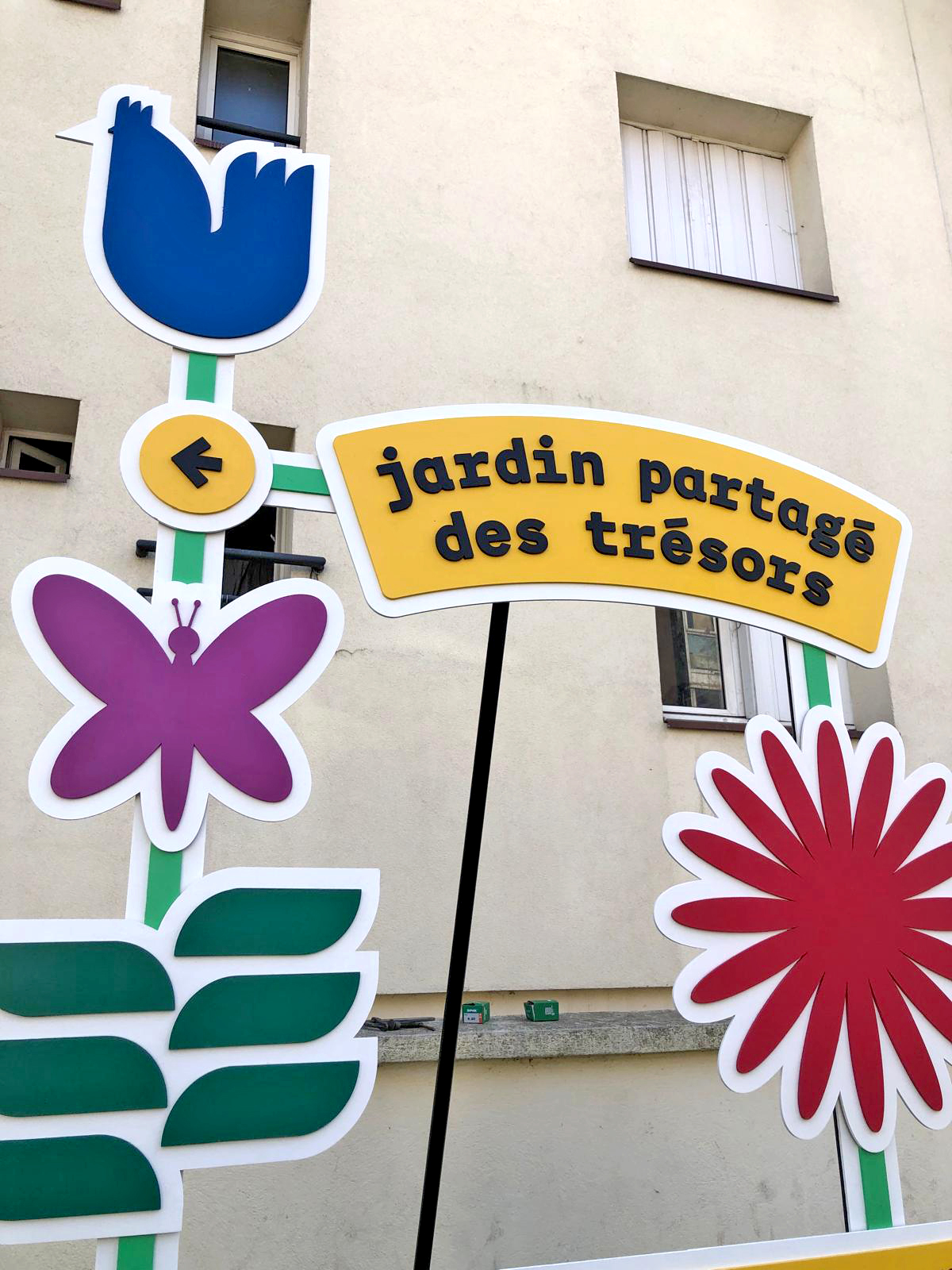 Panneau jaune et fleurs colorées.