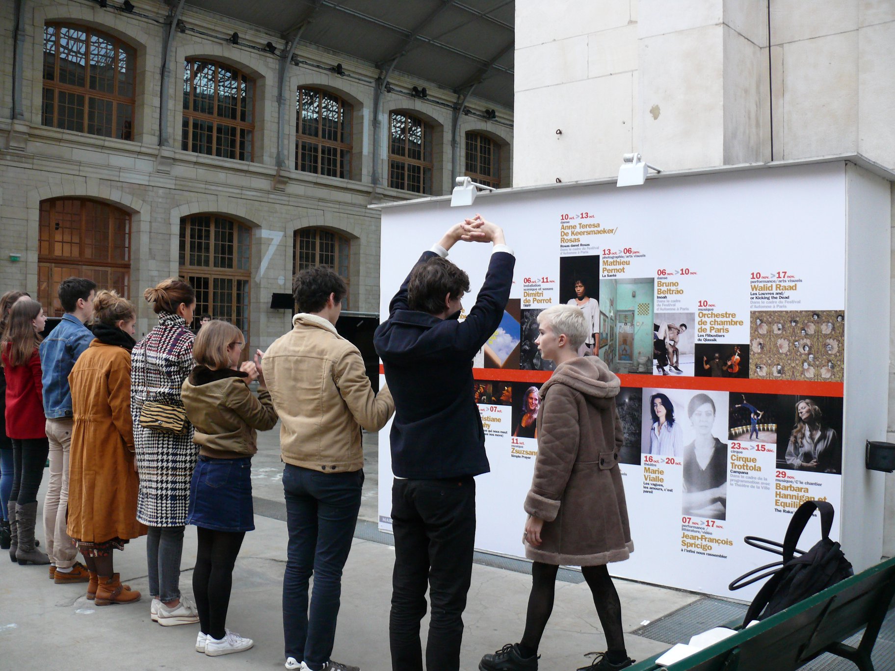 Groupe devant les panneaux de la cour.